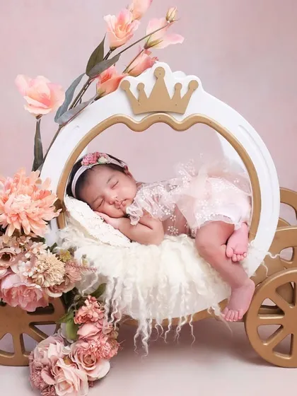 Every little one deserves a fairytale moment. With our princess carriage prop and a sprinkle of magic, I create storybook scenes where your baby is the star. This newborn portrait shows how we can turn a photo session into a dreamy adventure.