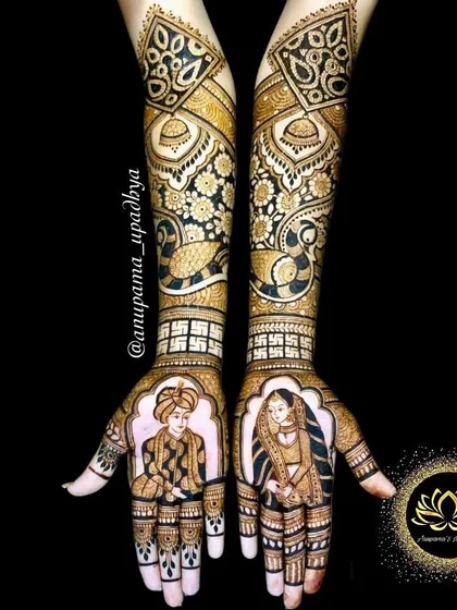 A beautiful bridal creation with classic figures. The palms feature a Raja and Rani, while the arms are decorated with traditional motifs and auspicious swastika symbols.