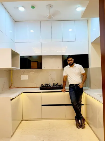 Proudly presenting the finished U-shaped kitchen at Saviour Greenarch. The all-white theme makes the space feel open and airy.