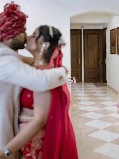 Sandhita and Siddhant share a quick first look and a kiss as the baraat arrives at her home. In the background, her sisters can’t hold back their joy, creating a beautiful, layered moment of family emotion.