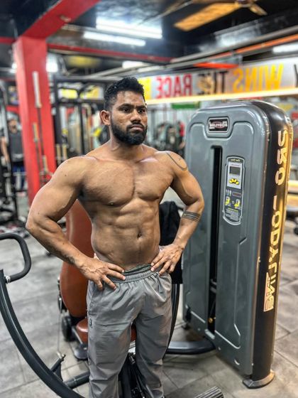 Another shot of my current condition. The abs are starting to come in, a sign that the diet and training are working.