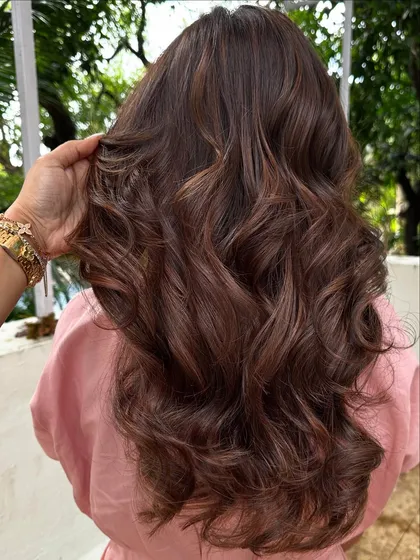 All the way from Nepal for a haircut and highlight refresh. This is a perfect example of a glow-up. I added warmth and brightness back into her hair, creating a seamless blend from roots to ends.