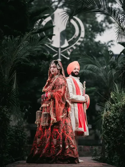 The regal attire and serene backdrop of this Sikh wedding portrait highlight my ability to capture the cultural richness and solemnity of the Anand Karaj ceremony.