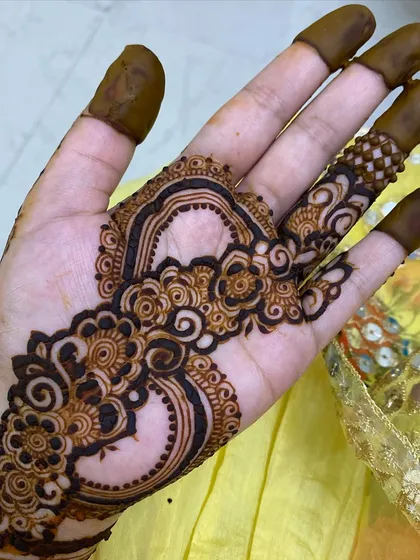 A simple and sweet floral vine design on the back of the hand. This is a perfect example of a quick yet beautiful party mehendi.