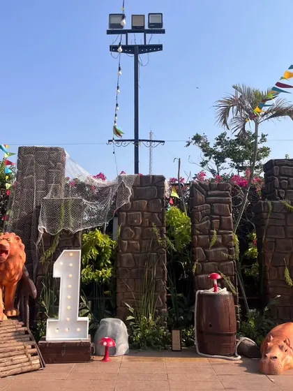 From a toucan perched on a jeep to a friendly panda mascot greeting guests, our attention to detail and interactive elements make our themed parties truly special.