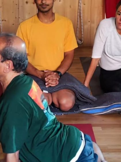 Demonstrating a pose to students.