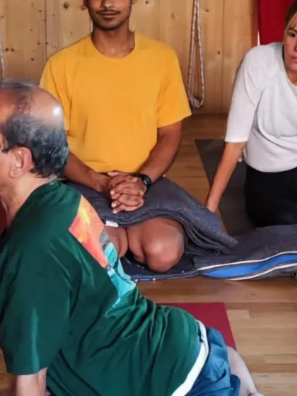 Demonstrating a pose to students.