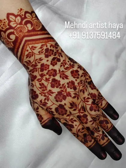 Another look at the gorgeous stain from the floral net design. The color is even and deep across the entire hand.