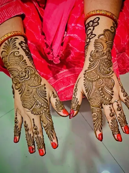 An elegant back-of-hand design with a large paisley motif, perfect for a sophisticated party look.