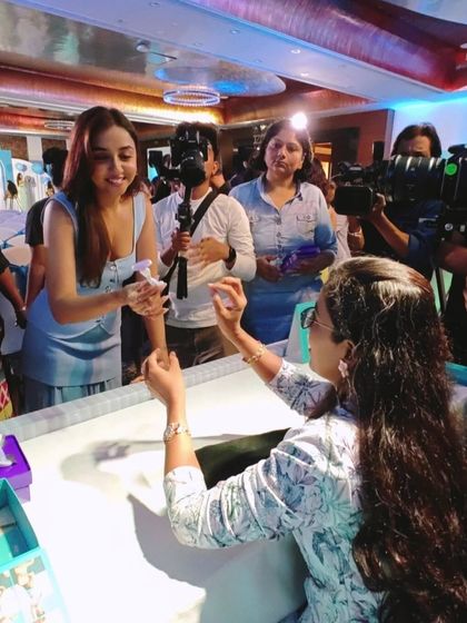Here I am, personalizing a razor for Prajakta Koli (@mostlysane) at the Gillette Venus event. It was a pleasure to connect with her and add a touch of my art to her day.