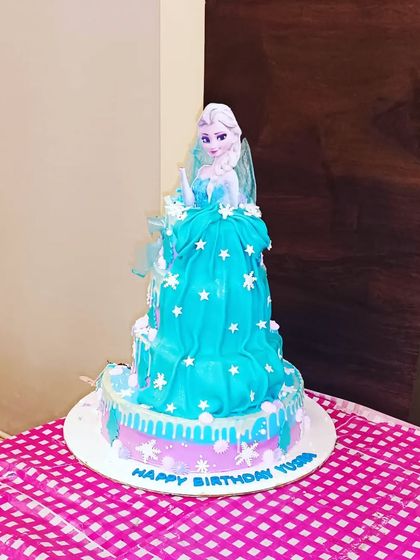 A beautiful "Frozen" themed birthday cake at a party hosted in Celebration banquet hall, Juinagar. This hall is perfect for smaller events like birthdays and baby showers.