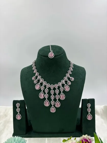 The delicate AD necklace with pink stones.