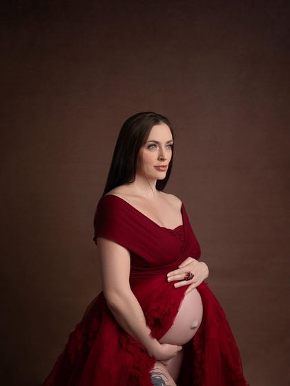 A classic three-quarter portrait that combines strength and softness. The deep red color is both passionate and timeless.