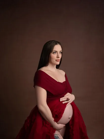 A classic three-quarter portrait that combines strength and softness. The deep red color is both passionate and timeless.