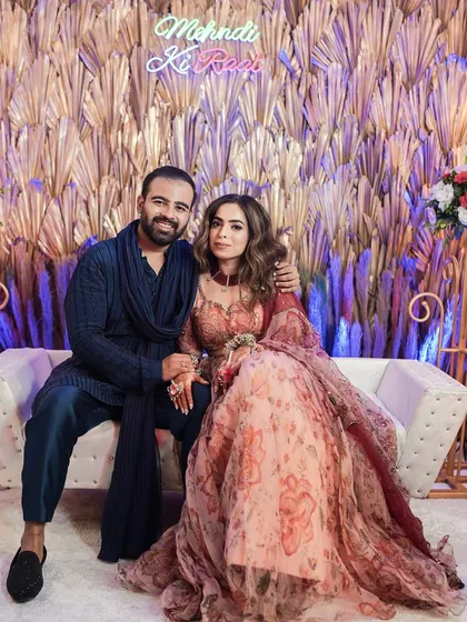 Love makes you glow, and this couple proves it. Here is my beautiful Mehendi bride Sakshi in a soft, dreamy look that perfectly complemented her floral lehenga and the romantic "Mehendi ki Raat" theme.