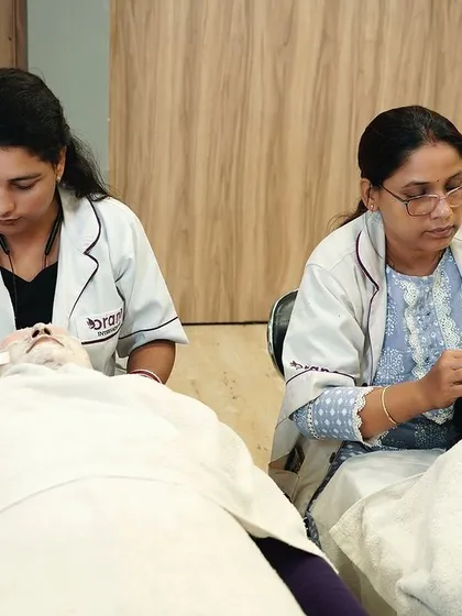 Students performing facial treatments in our professional skin lab. The focus is on hydration, exfoliation, and relaxation, the pillars of good skincare.