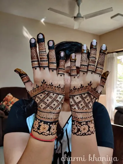 A lovely back-of-hand design with a focus on geometric patterns. The 'jaali' or net pattern is so intricate and beautiful.