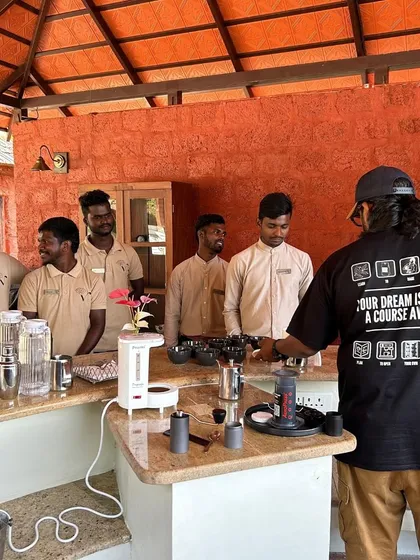 We train teams on various brewing methods, from espresso to manual brewing, to help cafes offer a diverse and high-quality coffee menu.