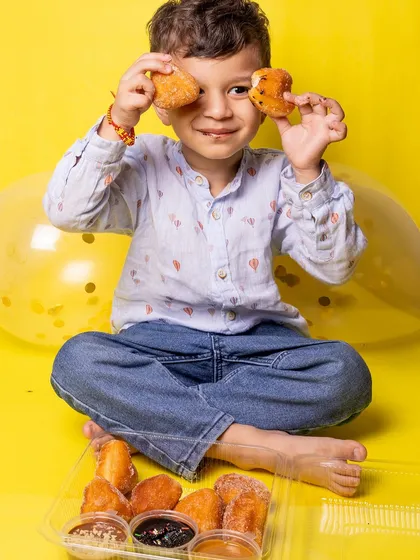 My mini donut box is perfect for kids and adults alike. It comes with 8 mini bombolonis and 3 delicious dips.