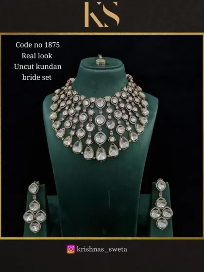 Another variation of the all-white uncut Kundan set, showcasing its versatility and classic appeal.