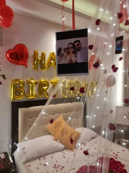 A close-up of the personalized details, including a hanging photo and 'Happy Birthday' foil balloons.