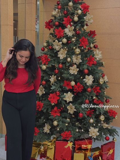 Still not over this beautiful 8-foot Christmas tree we set up at a corporate office. It was a joy to bring the holiday spirit to their workspace.