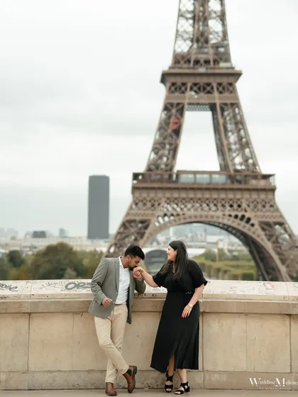 A chivalrous moment in front of the Eiffel Tower. This classic pose is a staple of romantic Parisian photoshoots, and it perfectly captures the charm of the city and the couple.