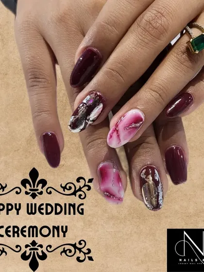 A bold and artistic choice for a wedding ceremony. This set features a deep maroon base with abstract marble art in shades of pink, white, and gold.