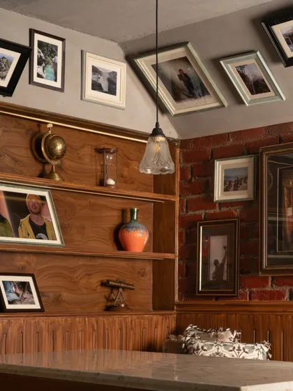 The shelves at Echoes are filled with relics of yesteryear, from a brass globe to an hourglass. These details invite guests to pause and reminisce, soaking in the beauty of simpler times.