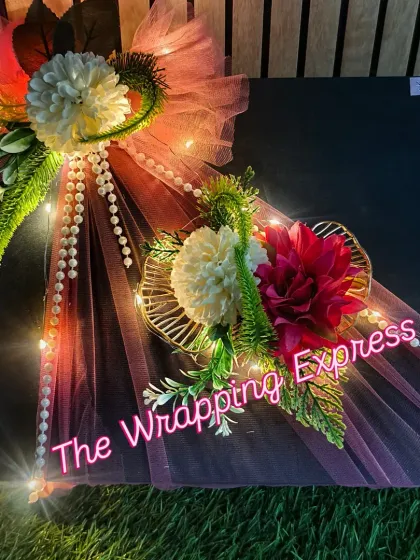 This is a surprise gift box I designed, decorated with flowers, pearls, and fairy lights. The lights add a magical touch when the box is opened, making the gift inside even more special.