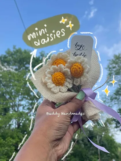 An annotated photo of the mini daisy bouquet, perfect for sharing on social media.