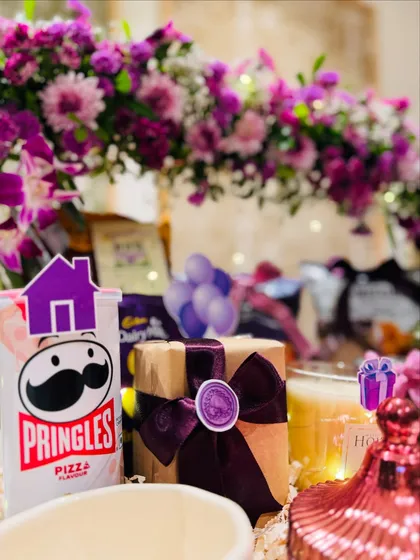 A playful detail from the hamper, where a can of Pringles is topped with a tiny house cutout. It’s these little creative touches that bring a smile and make a gift memorable.
