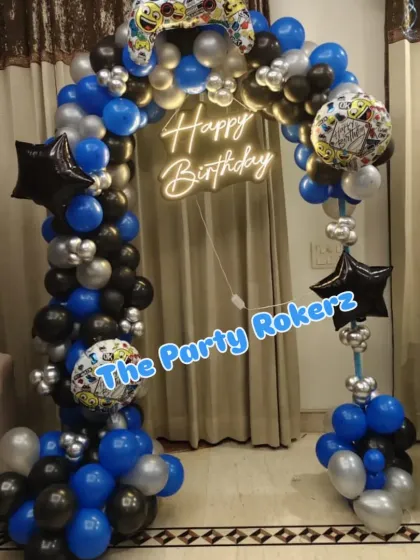 A different view of the game-themed setup, showing the balloon pillars with star and controller foil balloons.