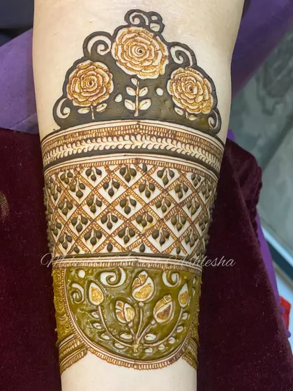A beautiful arm band design featuring roses and a 3D effect checkered pattern, a great advanced practice piece.