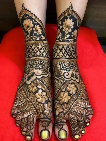 Our bridal packages include beautiful and intricate designs for feet. This example highlights the rich, dark stain from our organic henna, with a combination of bold floral work and delicate patterns.