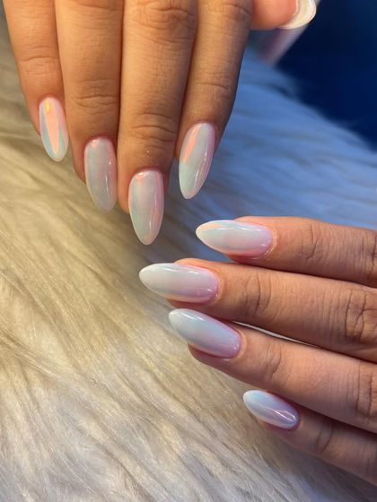 Soft, subtle, and oh-so-classy. These nails feature a beautiful iridescent chrome finish that reflects pastel shades of pink and blue for a dreamy, ethereal look.