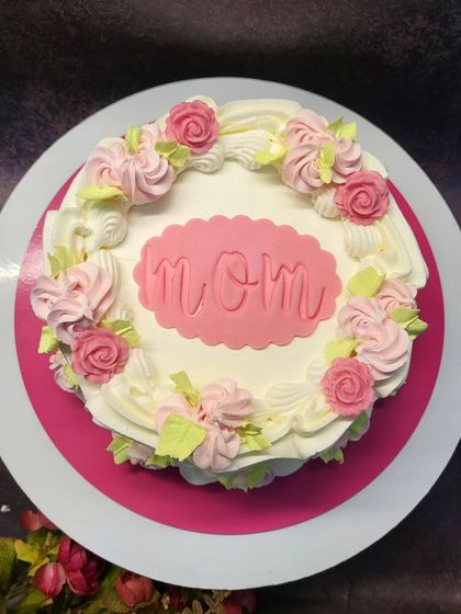 A simple and sweet cake for Mom, with a vintage floral design. All my gourmet cakes are eggless and made with love.