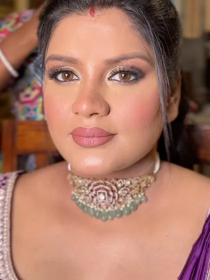 The look coming together. After setting the base, we've added a soft smokey eye and a nude lip, creating a sophisticated and elegant look.