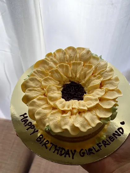 This is my bento-sized New York style cheesecake, decorated with hand-piped buttercream to look like a sunflower. It's a small cake that makes a big impression, perfect for a thoughtful gift or a personal celebration.