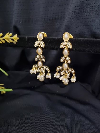 The 'तारा' (Tara) earrings, designed to be as light and elegant as the necklace. This set is a great example of modern elegance meeting classic tradition.