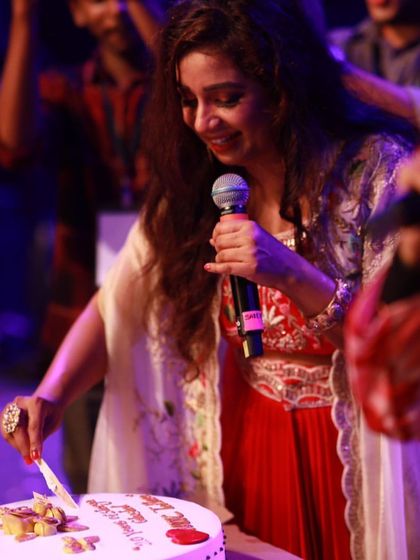 A special moment where the students and our team celebrate with Shreya Ghoshal on stage at NIT Calicut. We facilitate smooth and positive interactions between artists and college organizers.
