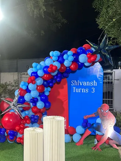 The complete Spiderman backdrop with themed plinths ready for the cake cutting ceremony.