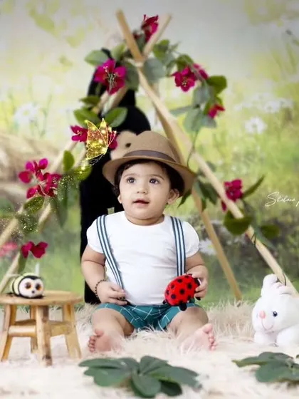 Welcome to the jungle. This little explorer is surrounded by his favorite animal friends in a fun, nature-inspired jungle theme shoot.