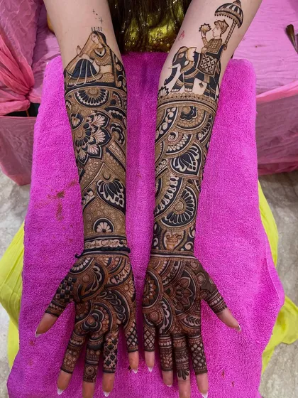 Figurative work is a key skill for a professional mehndi artist. Here you can see a full bridal design featuring a Doli and Baraat scene. I teach the techniques to draw such intricate figures, including grooms, brides, and traditional wedding elements.