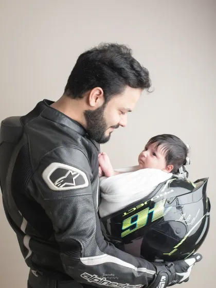 Sometimes, a portrait is more than just a photo; it’s a story about who you are. This father, a passionate biker, wanted to share his love with his newborn. We created this unique and powerful image that beautifully contrasts the ruggedness of his gear with the delicate innocence of his baby.