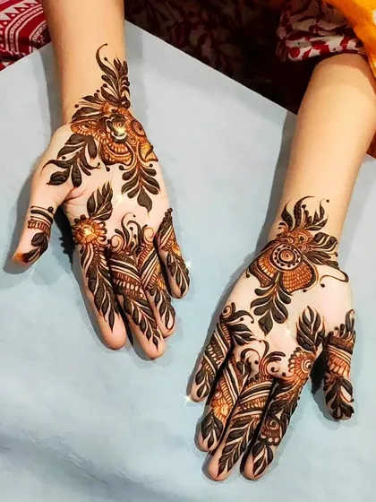 A clear, top-down view of the leaf and floral henna, showcasing its symmetry.