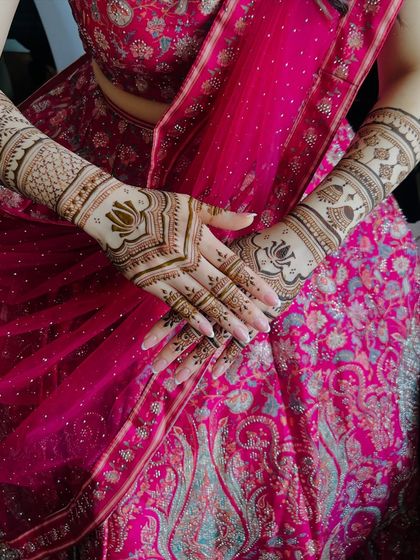 The full view of the design, created for a lovely Japanese bride. It shows how beautifully traditional Indian mehendi can be adapted for anyone.
