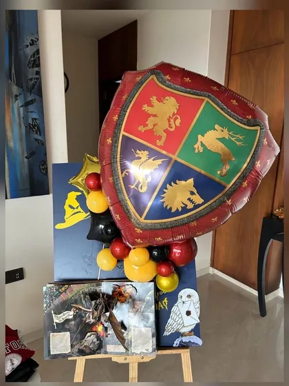 For the Harry Potter fan turning 40, we created this magical display. It features a Hogwarts crest foil balloon, a custom backdrop with movie-themed elements, and balloons in the iconic house colors.