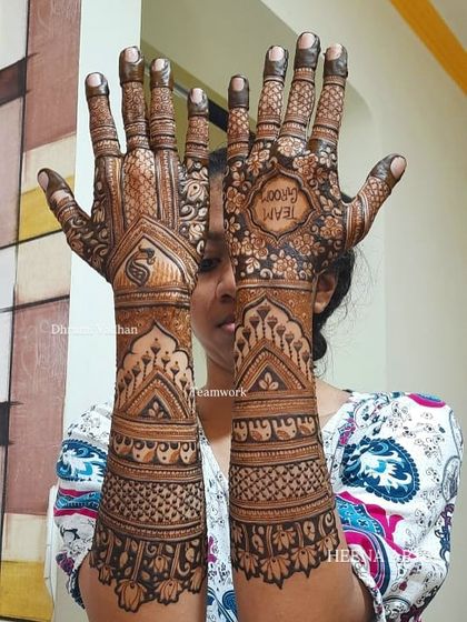 A full-coverage design with 'Team Groom' written on the palm, perfect for a sister or cousin.