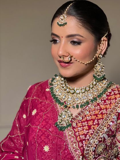 This bride's look was all about a simple and soft rosy glow. The makeup was kept minimal to let her natural beauty and stunning jewelry shine.